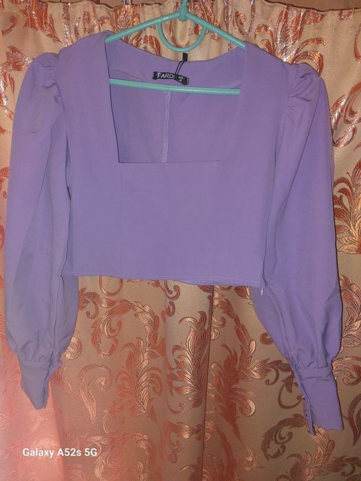 Короткий топ з довгими рукавами