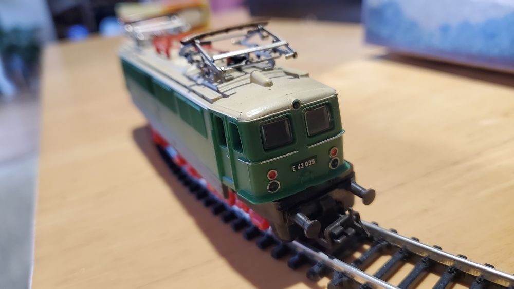 Elektrowóz E42 firmy Zeuke Bttb skala TT