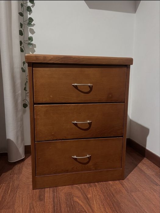 Conjunto de Quarto em Madeira: Cama [Casal] + Mesinha de Cabeceira