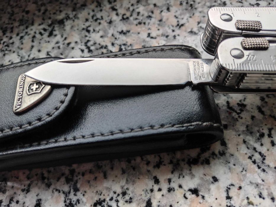 Multitool Victorinox SwissTool z etui