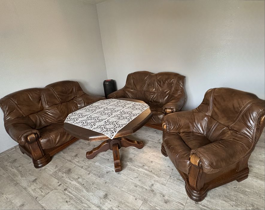 Komplet wypoczynkowy skórzany brazowy + stol drewniany