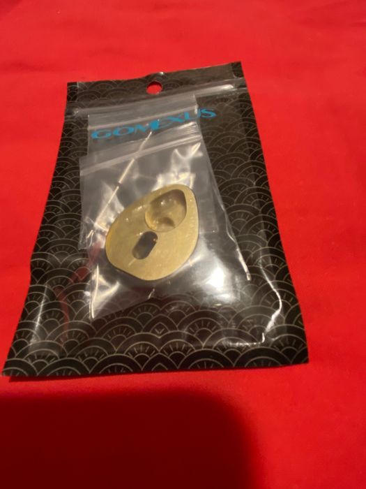 Wyciskacz do pinów kołowrotka firmy Gomexus.