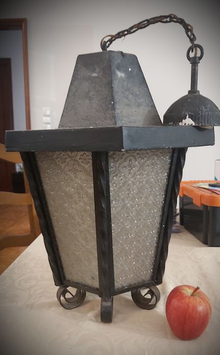 Candeeiro suspenso em ferro antigo e vidro martelado