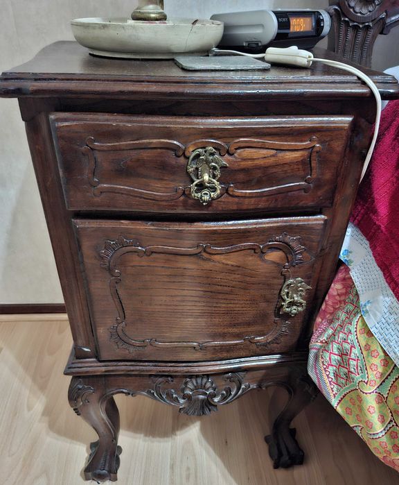 Cama casal estilo D. João V com duas mesas de cabeceira