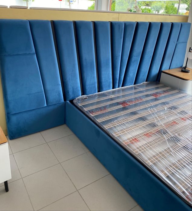 Cama forrada azul com estrado
