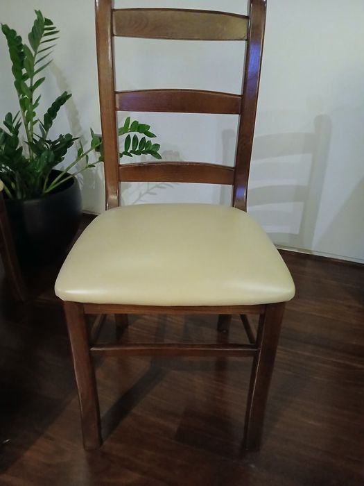 Conjunto de 8 cadeiras de sala de jantar, estrutura em madeira e assento em pele, faceis de limpar, em excelente estado de conservação.