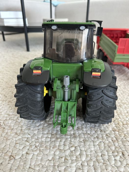 Duży traktor John Deer z przyczepą