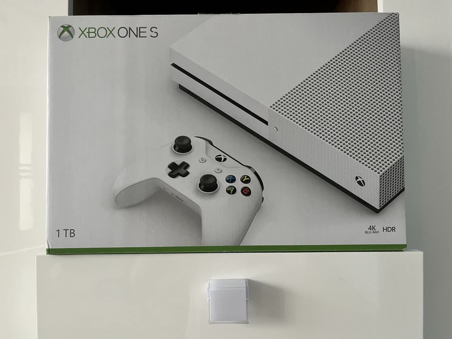 Konsola Xbox one s 1tb z dwoma padami