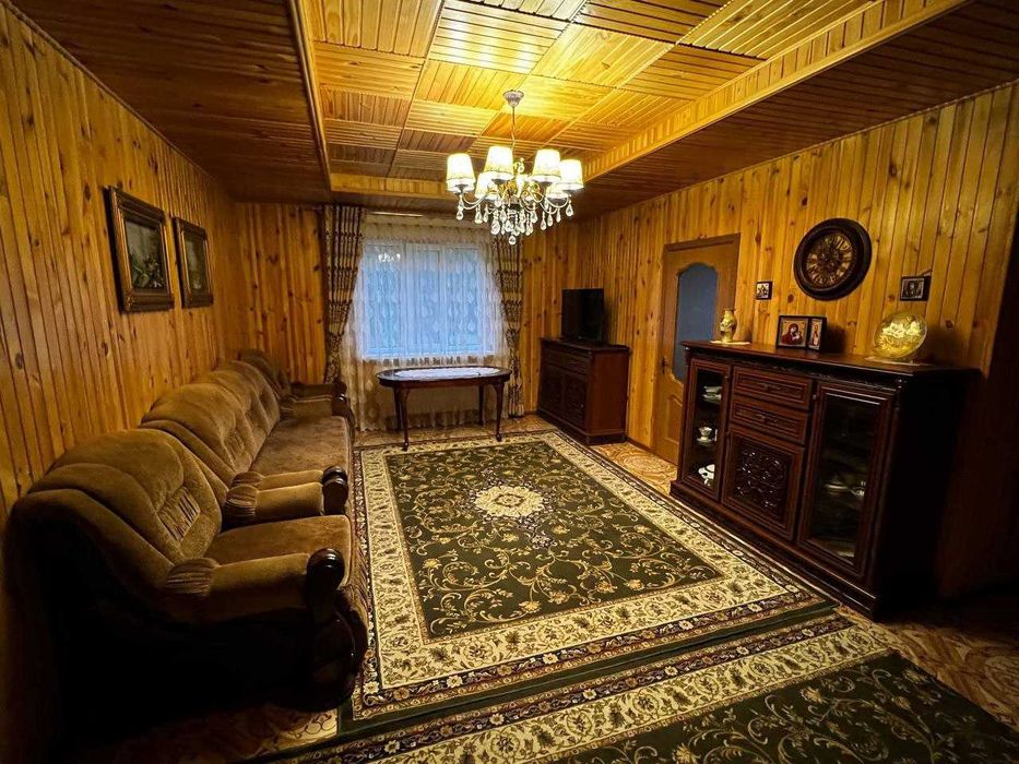 Будинок в Карпатах під лісом