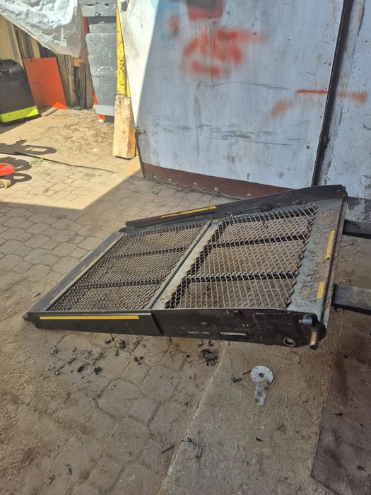 wejście, podjazd dla wózków inwalidzkich, skuterów itp.