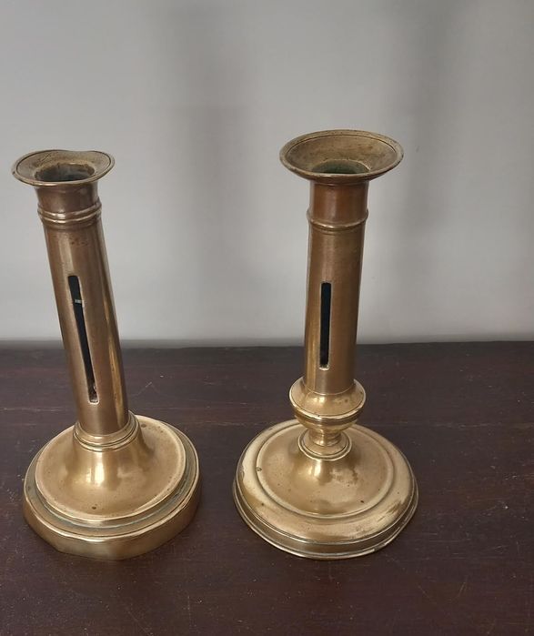 Dois castiçais em metal antigo do sec. XVIII.