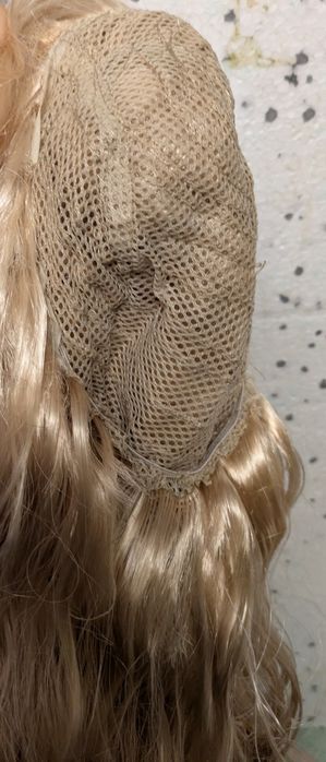 Peruka kręcona blondynka