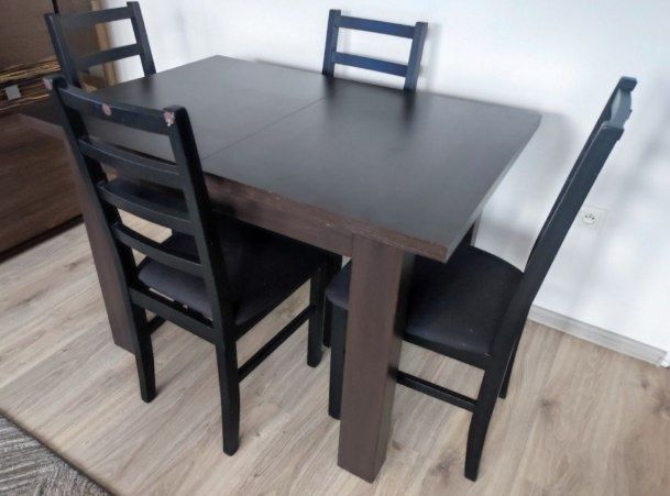 Używany stół do salonu