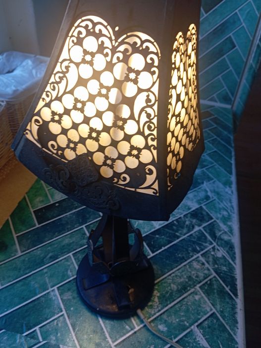 metalowa lampa stołowa „Teremok”