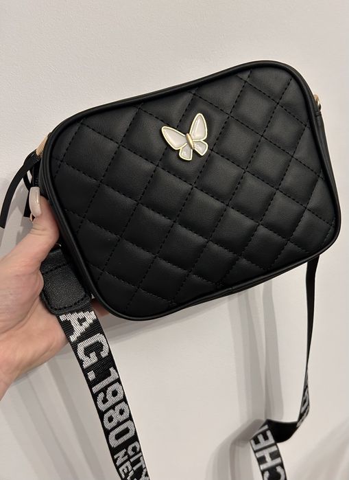 Pikowana czarna torebka na ramię z motylkiem