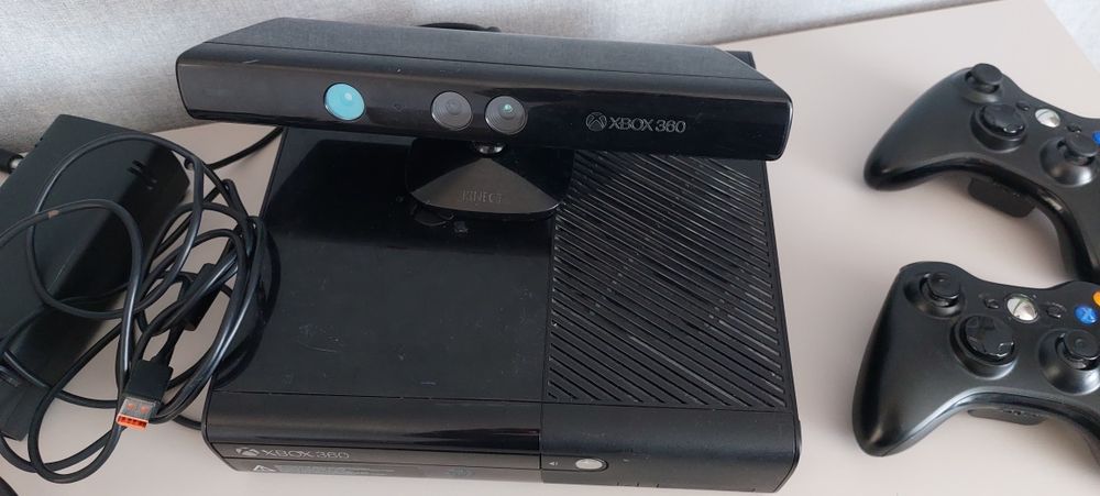 Xbox 360 E з двома джойстиками