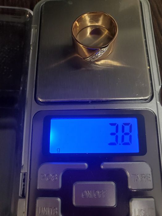 Продам золотое кольцо с цырконами, 18 размер