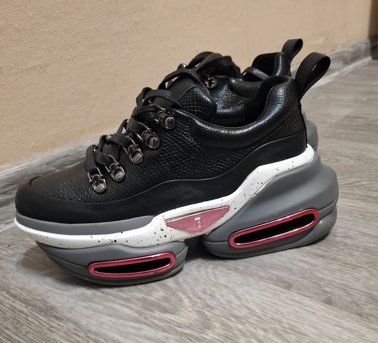 Кросівки.  шкіряні