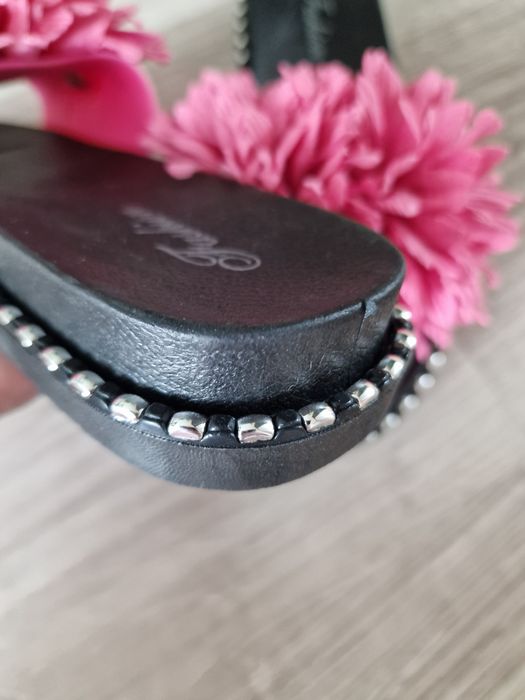 Klapki damskie ze sztucznymi kwiatami 37