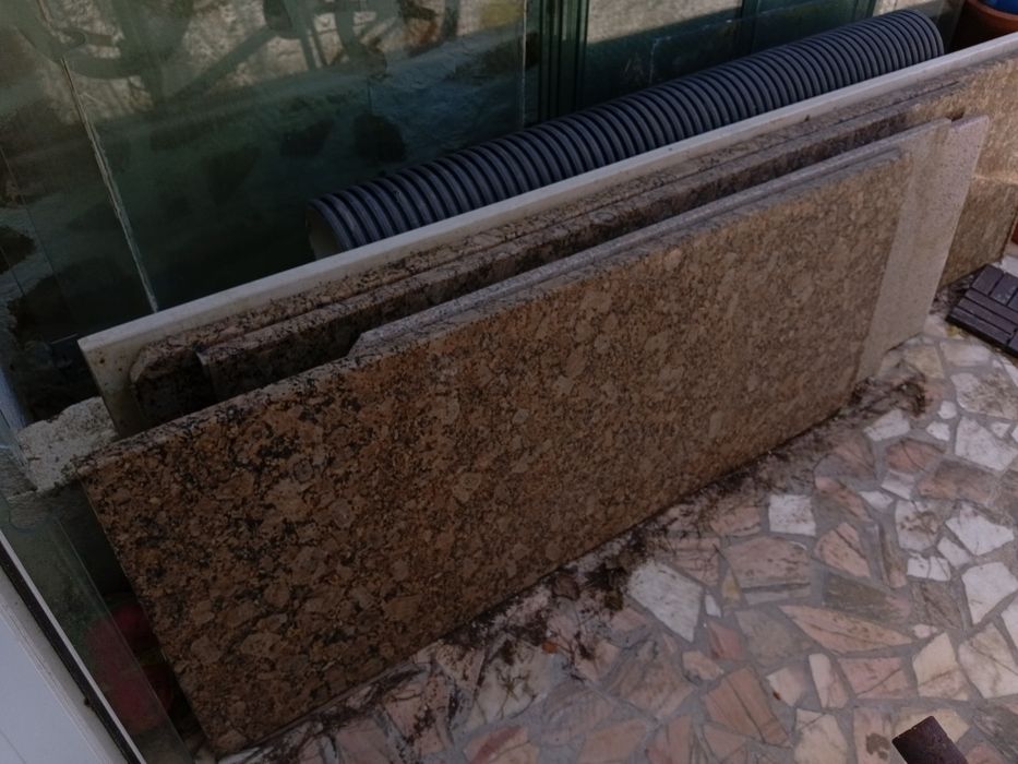 Pedras mármore p cozinha e vidros de loja