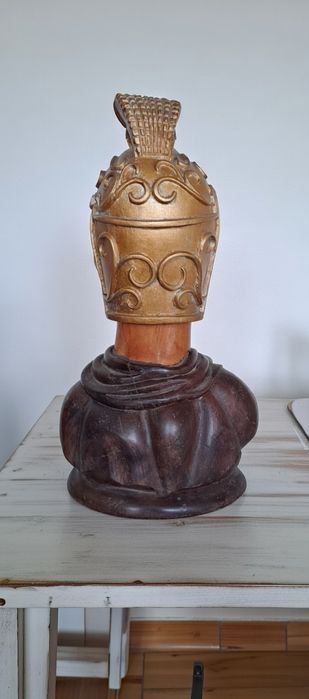 Busto de Guerreiro em Madeira Artesanal – Escultura com Capacete Grego