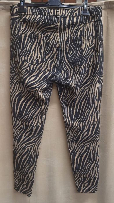 Spodnie w zebrę marki Janina