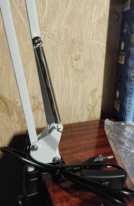 Настільна лампа на струбціні для комфортної роботи або навчання