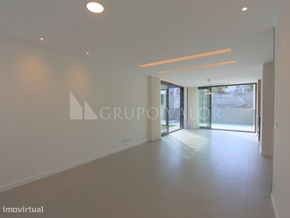 Moradia T4 com Piscina - Funchalinho