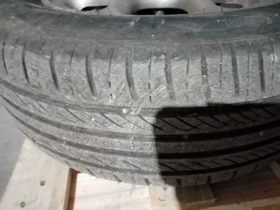 Quatro pneus com jante especial 14"