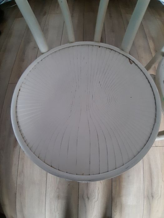 Dwa białe krzesła prl