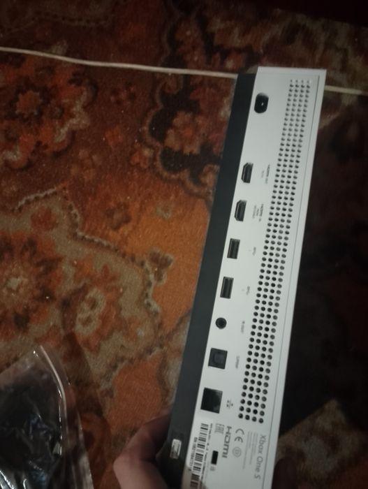 Продам икс бокс Ван сериас S  на 500gig,  на борту 3 игри хітмен, Horizon, i ще якась гра