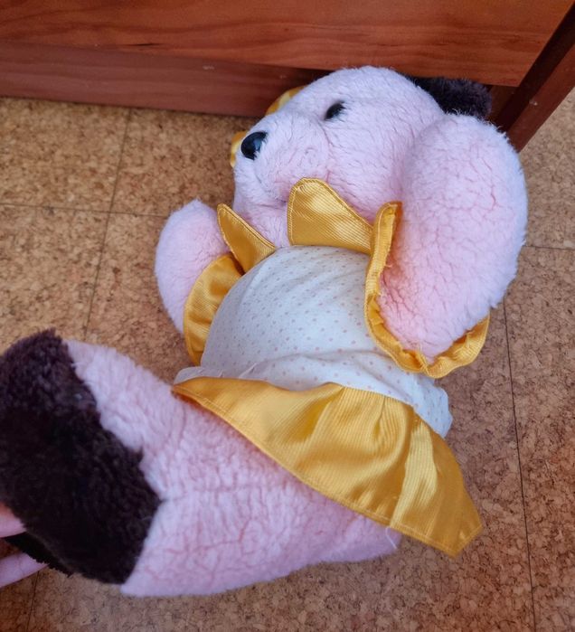 Ursa de peluche rosa com vestido e laço