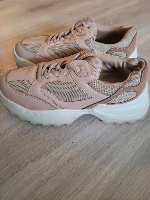 Śliczne sneakersy w kolorze nudziakowym