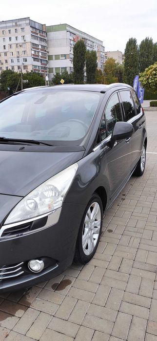 Автомобіль Peugeot 5008.