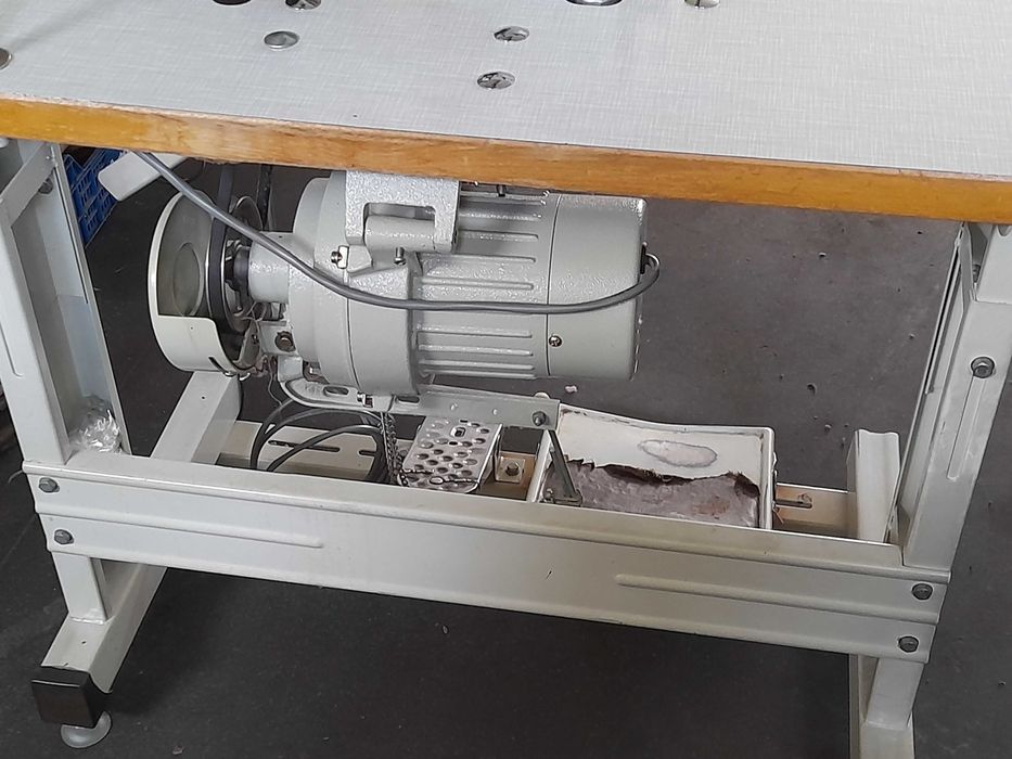 Máquina de corte e cose