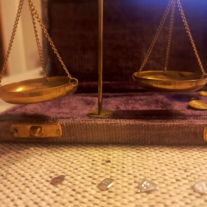 W waga stara indyjska z odważnikami z mosiądzu początek 19 wieku