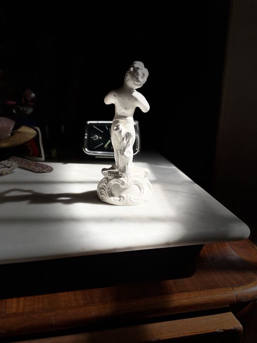 Pequena estatueta menino cerâmica