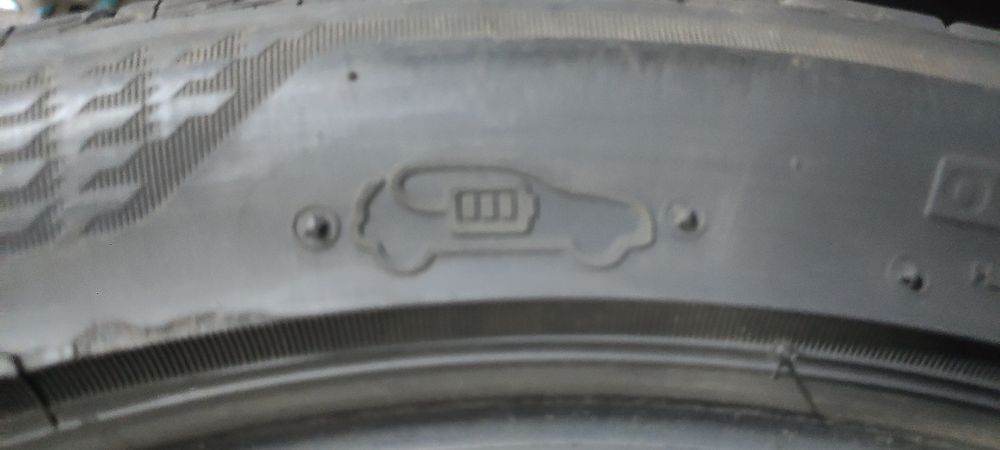 Pneus 235/45/18 Bridgestone  eletric semi novos