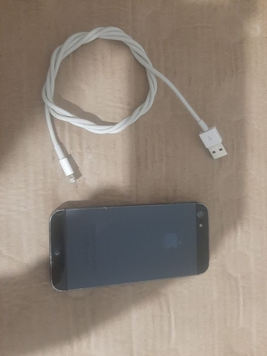 Телефон Apple iPhone 5