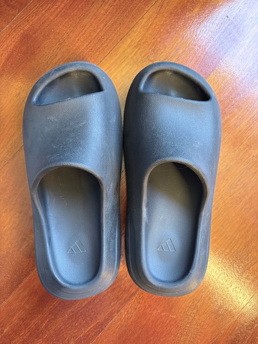 yeazy slides pretas
