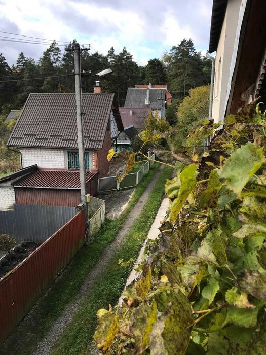 Продаж ділянки та дачного будинка біля комплесу Львівська Швейцарія