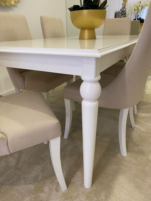 Mesa de jantar e seis cadeiras