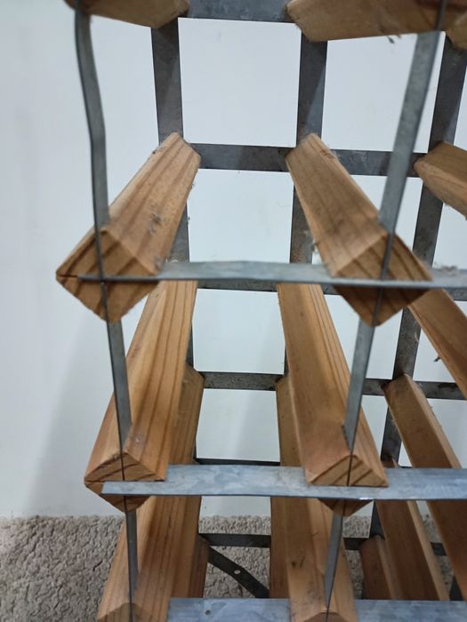 Garrafeira para 24 unidades em madeira e metal, feita artesanalmente
M