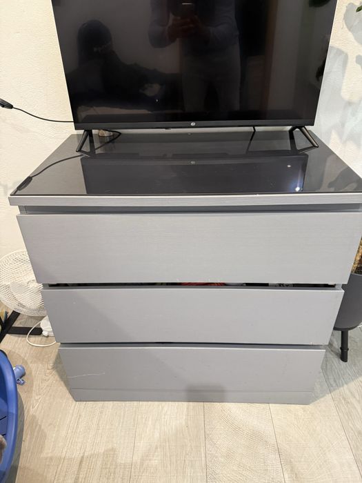 Comoda  3 gavetas Ikea cinza com tanpo em vidro