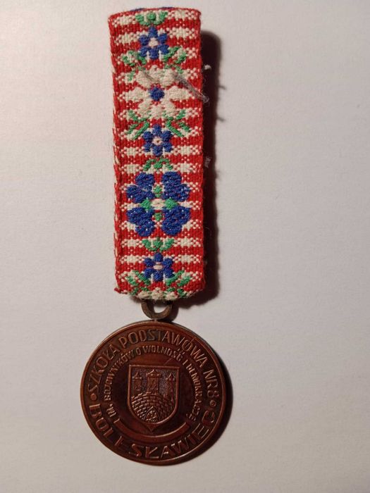 Medal „PRZYJACIEL MECENAS” – SP nr 8 Bolesławiec + haftowana wstążka