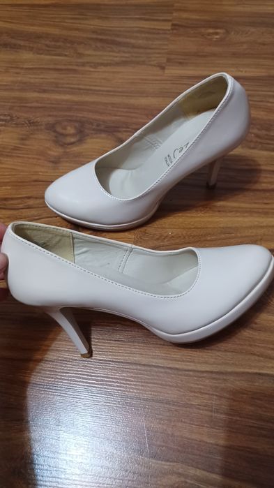 Sprzedam buty na obcasie