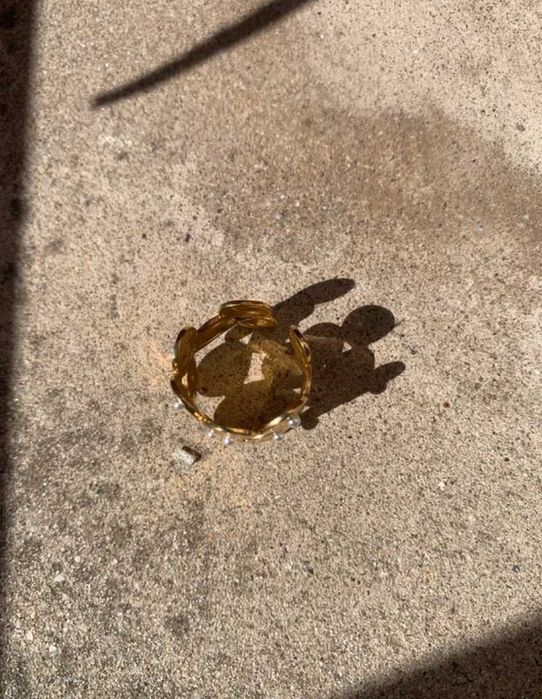 Anel dourado com pérolas, ajustável