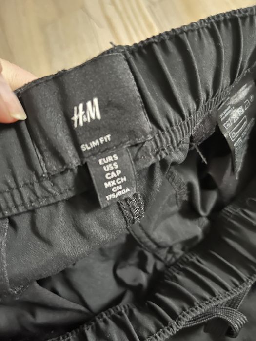 Sportowe czarne spodnie bojówki z kieszeniami H&M rozm S