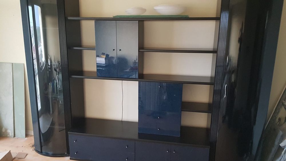Pilne! Czarny regał z granatem do salonu