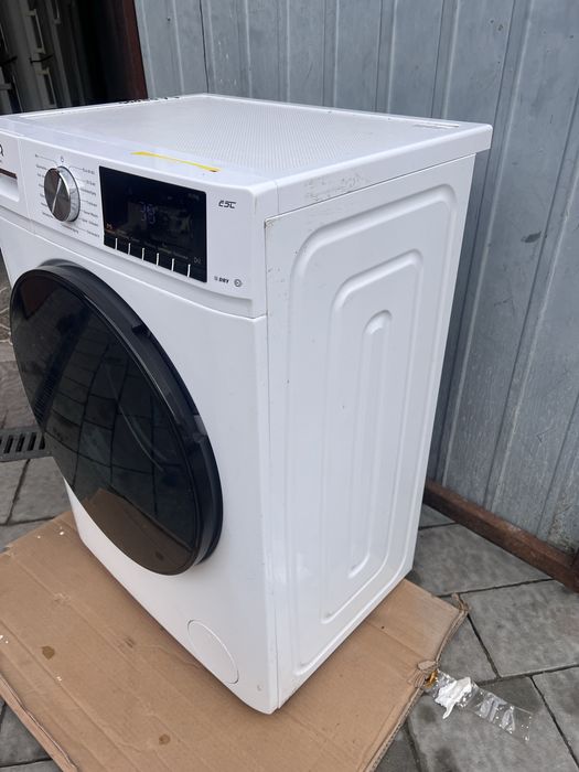 Пральна машина з сушкою. Вузька в глибину